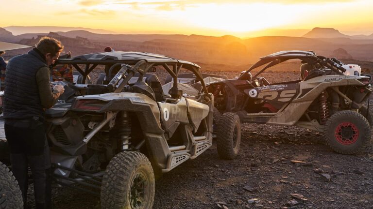Buggy Can-Am Puesta de sol en el desierto